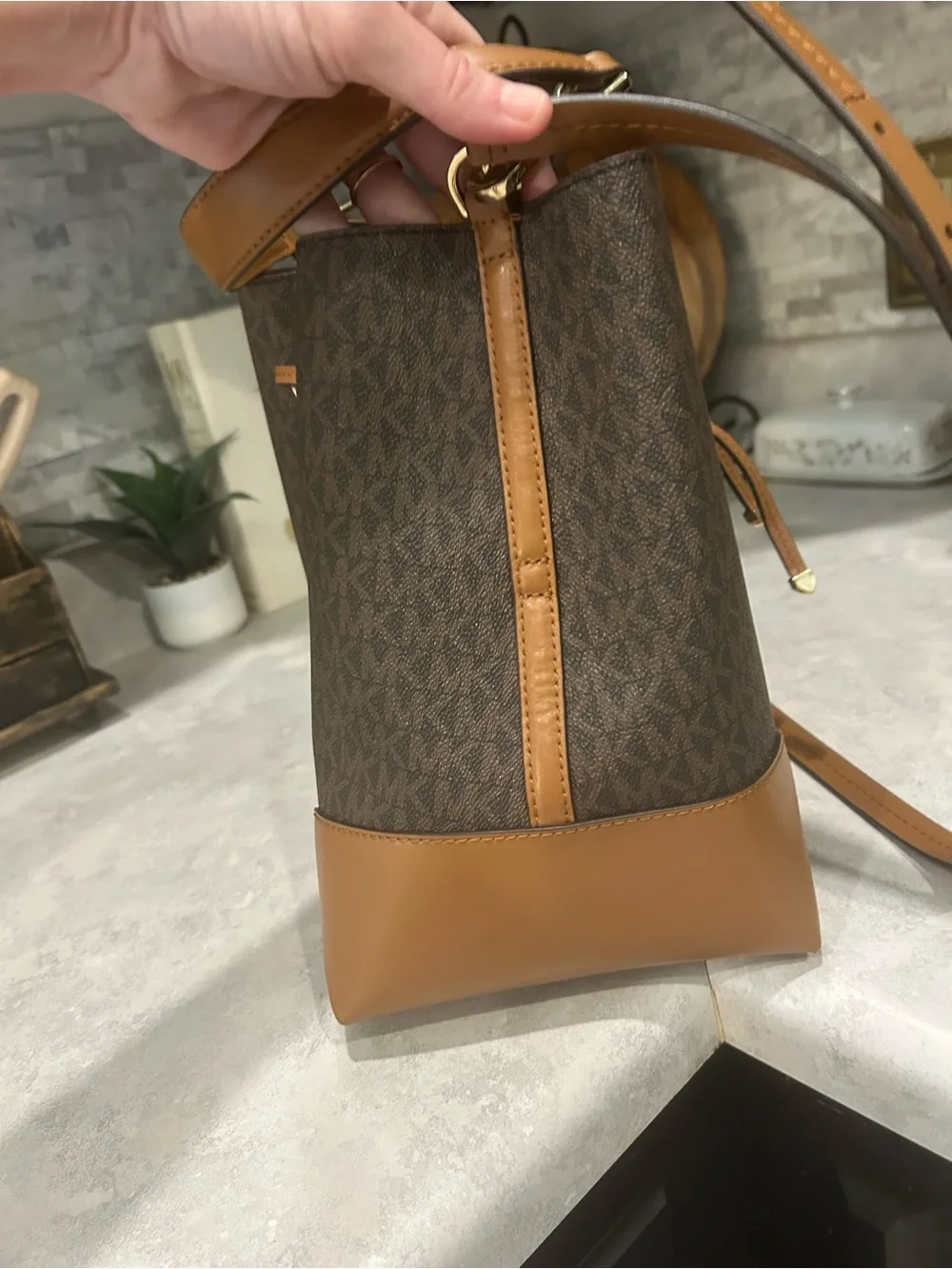Michael Kors Signature Logo Bucket Bag Brown Cognac Crossbody Quiet Luxury